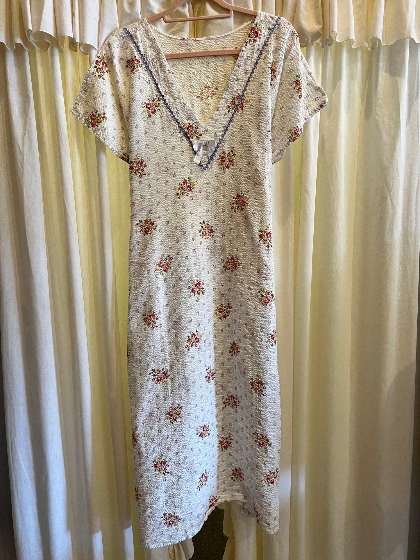 1960s Floral Print V-Neck Nightgown