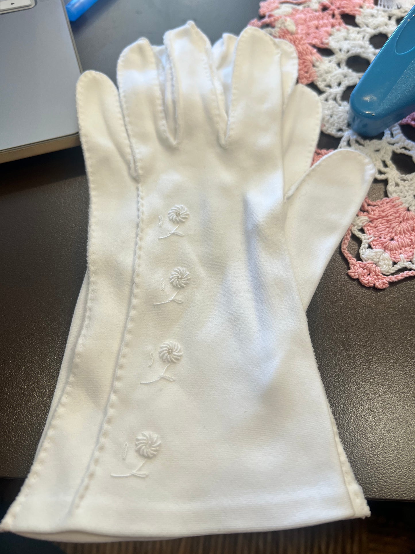 50s/60s Flower Embroidered Gloves